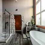 Bahnhofsromantik Trifft Luxus - Alter Bahnhof Von Appartement